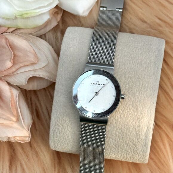 Skagen Silver Band Mesh Women’s Watch Mirror & Crystal Accent Face LIKE NEW! main image 5